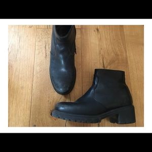 Havana Joe chunky heel zip up booties